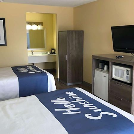 Days Inn By Wyndham Cape Carteret Near Emerald Isle Екстер'єр фото